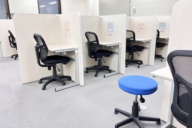 充実の学習環境:個別指導ブース。演習中も講師がいつも隣にいて、質問がしやすい環境です。