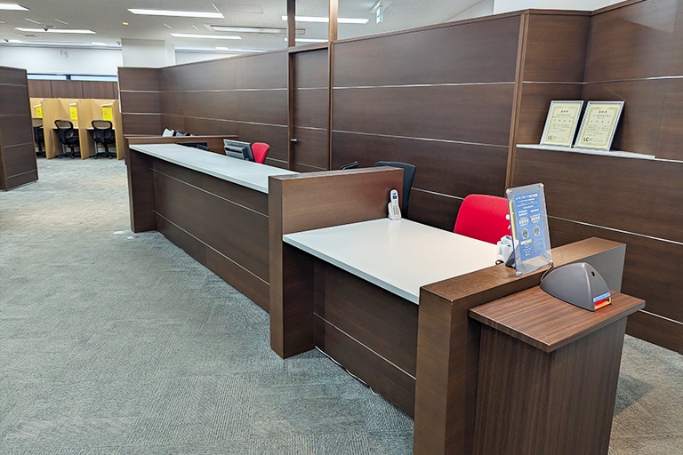 充実の学習環境:開放的なエントランス。 学習相談は随時実施させていただいております。