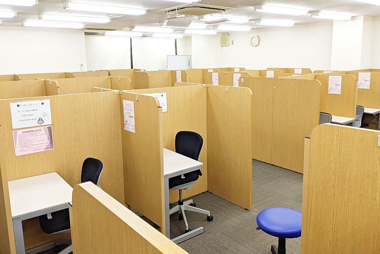 充実の学習環境:授業は講師1名につき生徒2名までの個別指導。きめ細かな指導で着実に力を伸ばします。