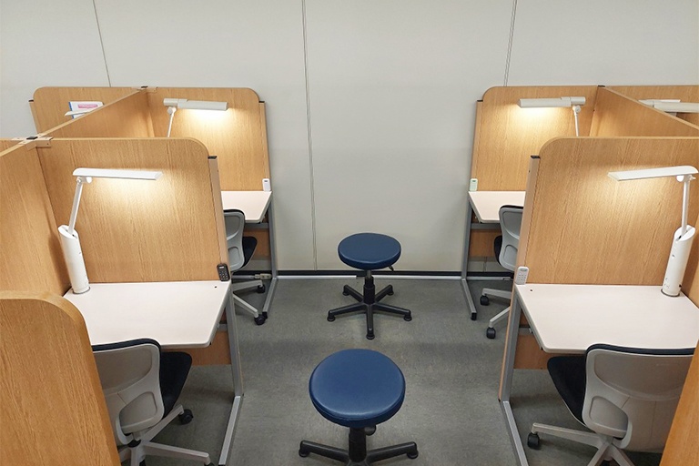 充実の学習環境:コーチが隣に座ってレッスンするので質問がしやすい環境です。