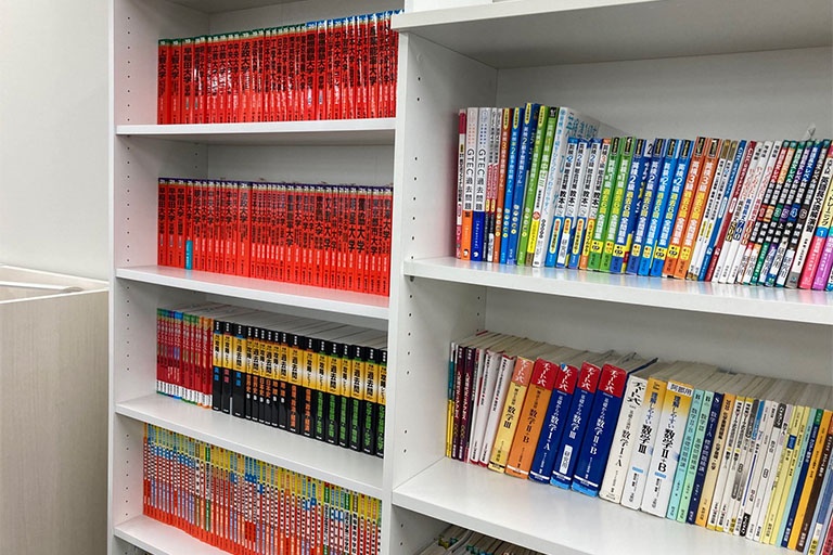 充実の学習環境:対応テキストは十分な種類・量を準備。お子さまの課題や目標に合わせて対応しています。