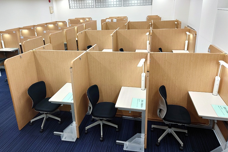 充実の学習環境:パーテーションで1人ずつ区切られているので、自分の勉強に集中できます。