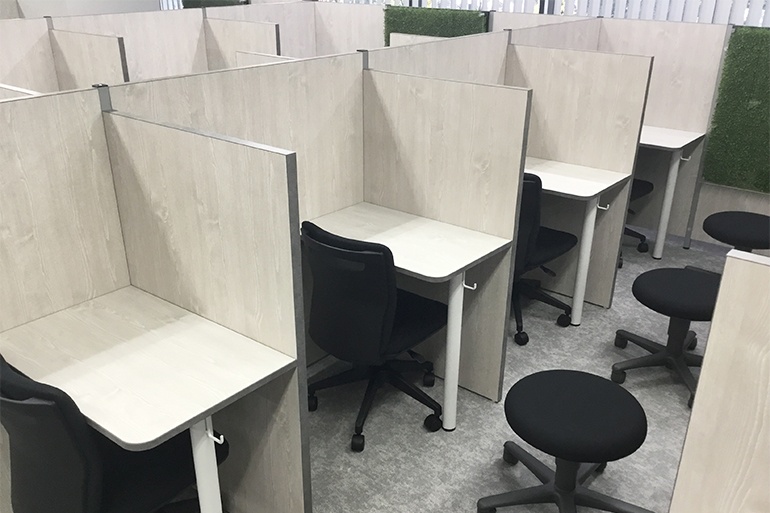 充実の学習環境:個別指導ブース。演習中も先生がいつも隣にいて、質問がしやすい環境です。