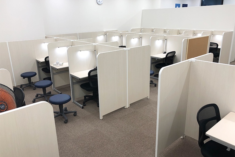 充実の学習環境:集中しやすいようパーテーションで区切られた授業ブース。