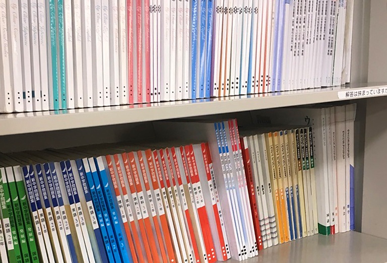 充実の学習環境:対応テキストは十分な種類・量を準備。柏周辺の学校でお使いの教科書も対応可能です。