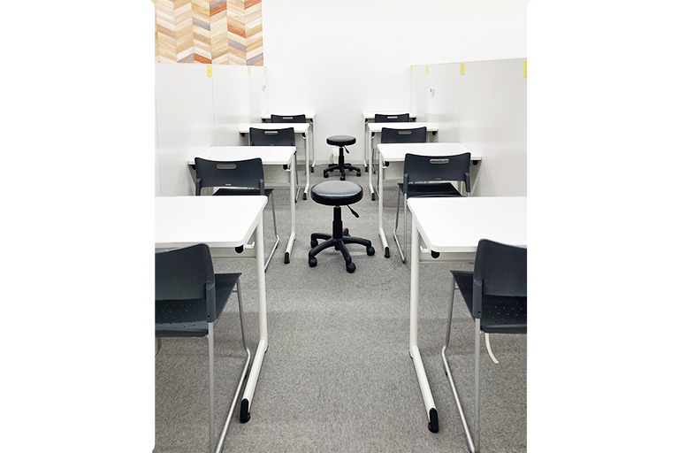 充実の学習環境:レッスンブースは清潔で集中して取り組める空間です!