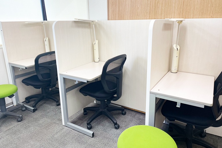 充実の学習環境:自習スペースは1人ひとり区切られた設計。しっかりと自分の勉強に集中できます!