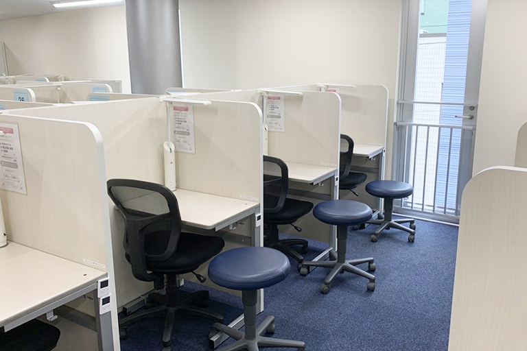 充実の学習環境:個別指導ブース。演習中も講師がいつも隣にいて、質問がしやすい環境です。