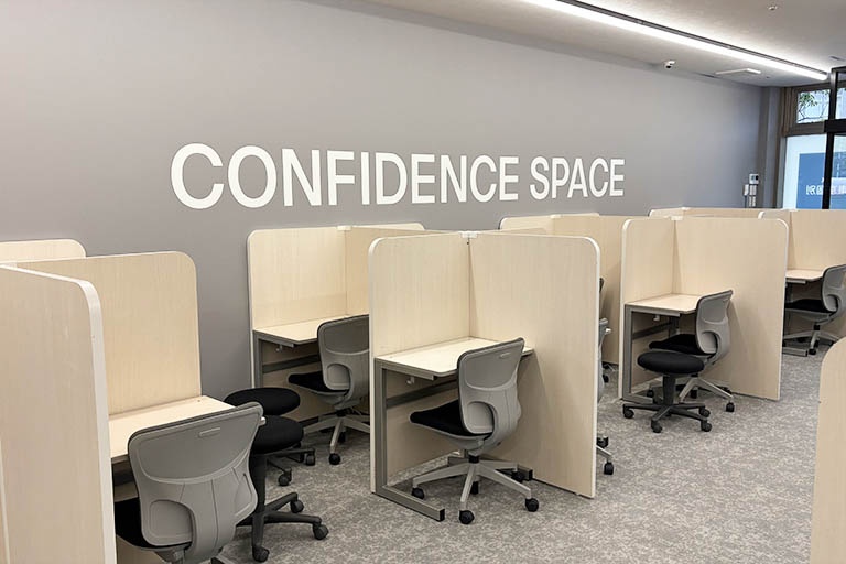 充実の学習環境:パーテーションで区切られた集中しやすいブースでレッスン。