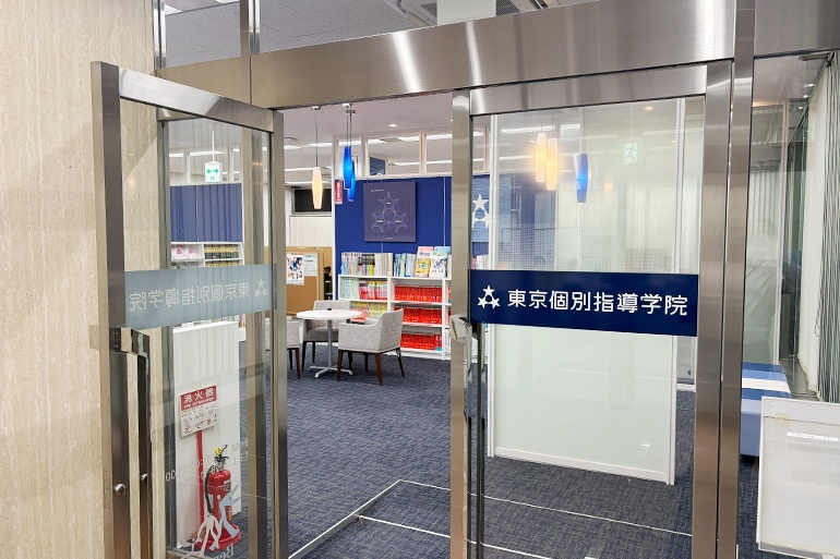 充実の学習環境:明るく清潔なエントランス。入りやすい雰囲気づくりを心がけています。