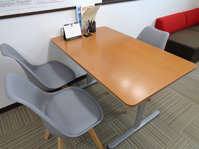 充実の学習環境:進路の話、学習相談などで教室長・コーチと共にお話をする面談場所を用意しています。