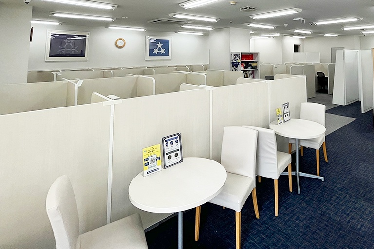 充実の学習環境:オープンな環境のフリースペース。お気軽にご質問・ご相談などをしていただけます。