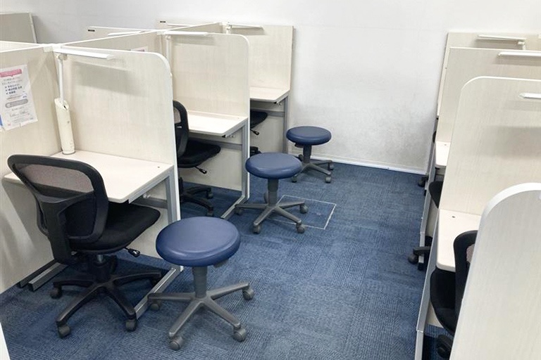 個別指導ブース。演習中も講師がいつも隣にいて、質問がしやすい環境です。