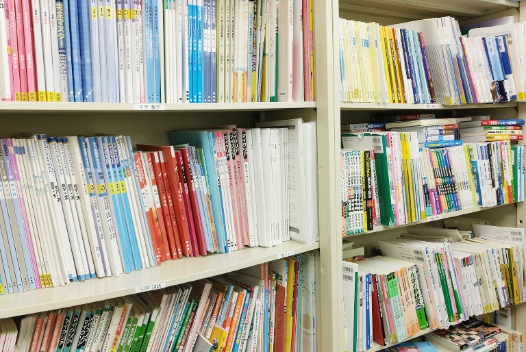 充実の学習環境:対応テキストは十分な種類・量を準備。お子さまの課題や目標に合わせて対応しています。