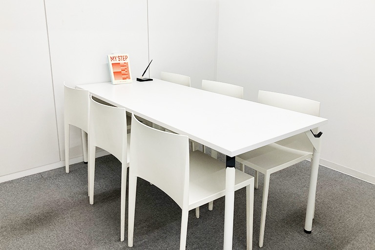 充実の学習環境:面談室は清潔で集中してお話しできる個室です。学習に進路と様々なお話ができます。