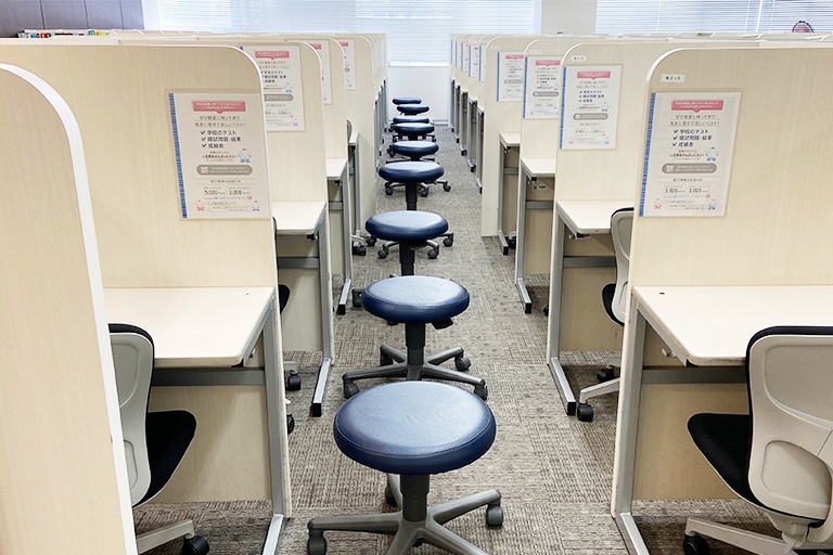 充実の学習環境:授業は講師1名につき生徒2名までの個別指導。きめ細かな指導で着実に力を伸ばします。