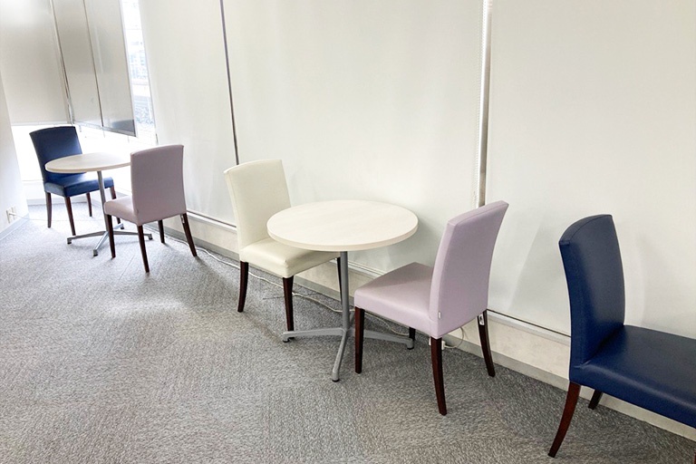 充実の学習環境:オープンな環境のフリースペース。お気軽にご質問・ご相談などをしていただけます。