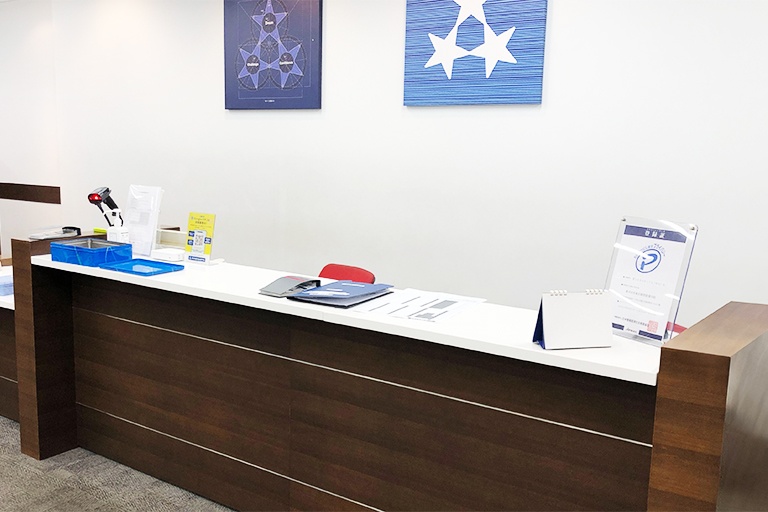 充実の学習環境:開放的な受付カウンター。ご質問・ご相談など、どんな小さなことでもお気軽にお声かけください