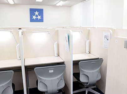 充実の学習環境:自習スペースは1人ひとり区切られた設計。しっかりと自分の勉強に集中できます!