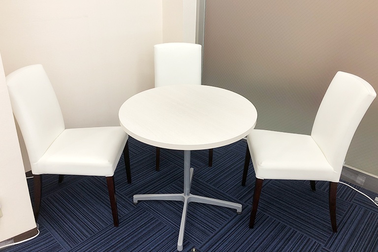 充実の学習環境:オープンな環境のフリースペース。お気軽にご質問・ご相談などをしていただけます。