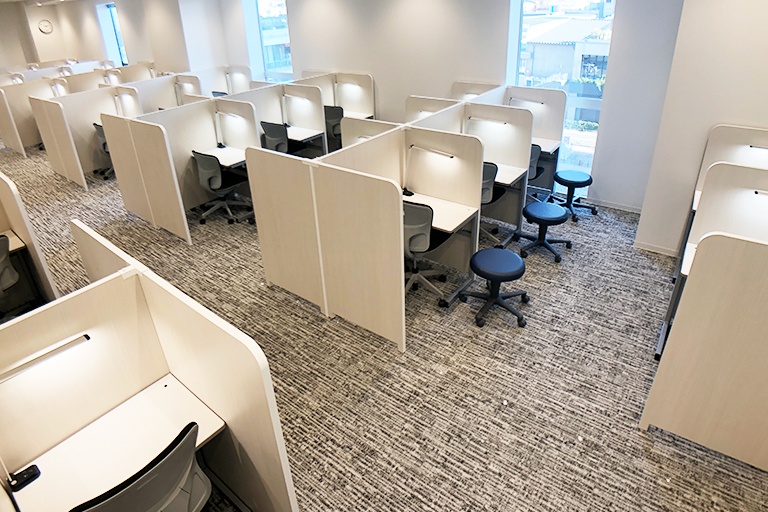 充実の学習環境:個別指導ブース。演習中も講師がいつも隣にいて、質問がしやすい環境です。