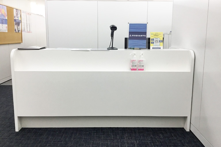 充実の学習環境:教室で何かわからないことがあれば、受付カウンターまでお気軽にご相談ください。