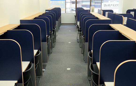 充実の学習環境:自習ブース。生徒のみなさまが勉強に集中しやすい環境が整っております。開講時間内でしたら自習席はいつでもご利用いただけます。