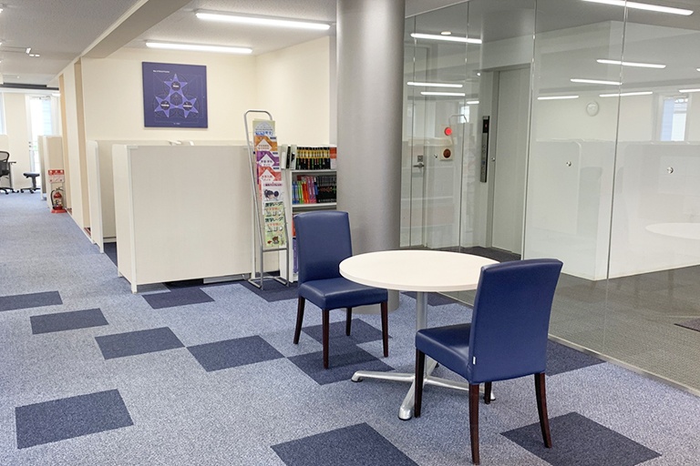 充実の学習環境:オープンな環境のフリースペース。お気軽にご質問・ご相談などをしていただけます。