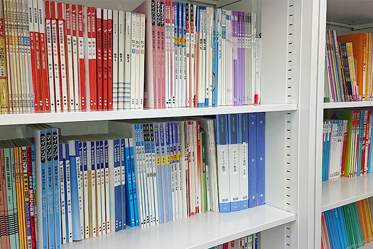 充実の学習環境:対応テキストは十分な種類・量を準備。お子さまの課題や目標に合わせて対応しています。