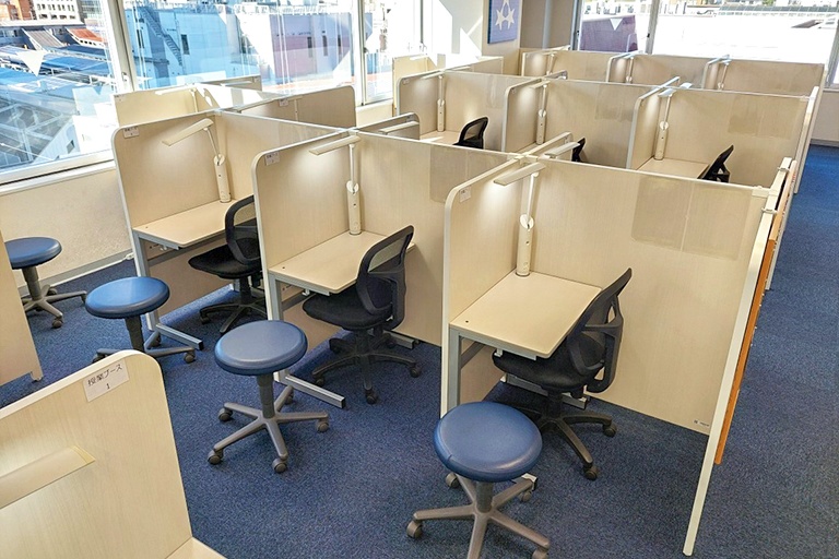 充実の学習環境:明るく開放的な教室で楽しく学習に取り組んでみませんか?