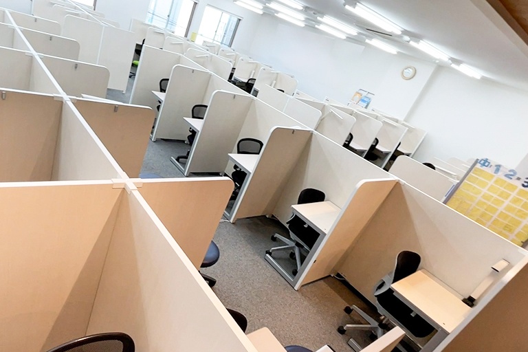 充実の学習環境:集中しやすいようパーテーションで区切られた授業ブース。