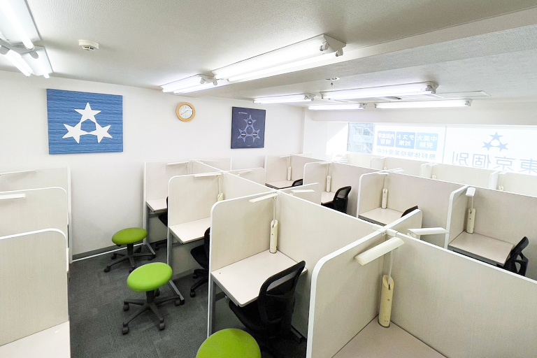 充実の学習環境:個別指導ブース。演習中も講師がいつも隣にいて、質問がしやすい環境です。