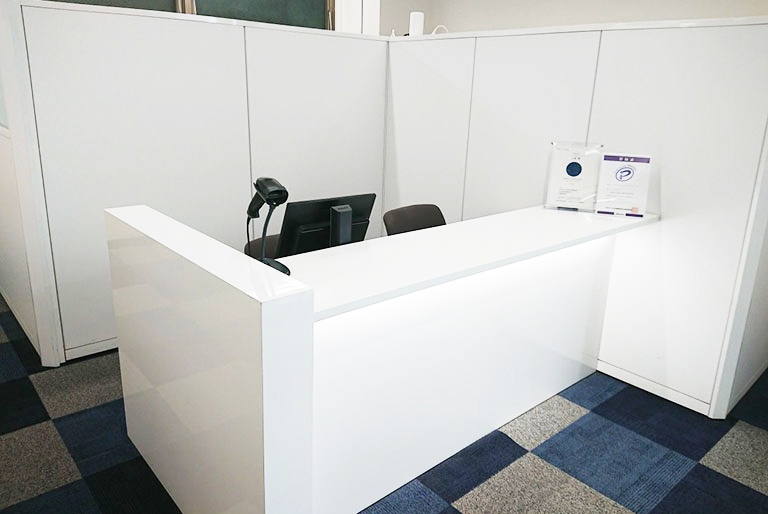 充実の学習環境:教室で何かわからないことがあれば、受付カウンターまでお気軽にご相談ください。