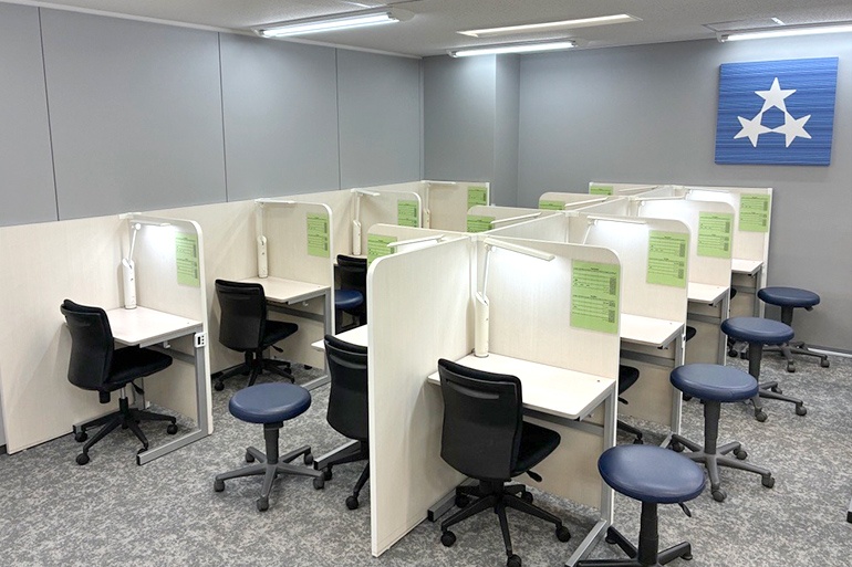 充実の学習環境:個別指導ブース。演習中も講師がいつも隣にいて、質問がしやすい環境です。