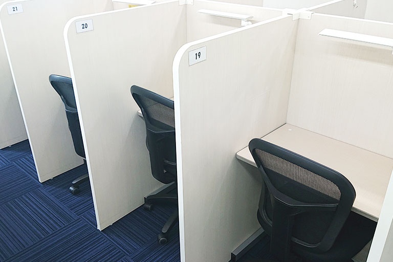 充実の学習環境:自習スペースは1人ひとり区切られた設計。しっかりと自分の勉強に集中できます!