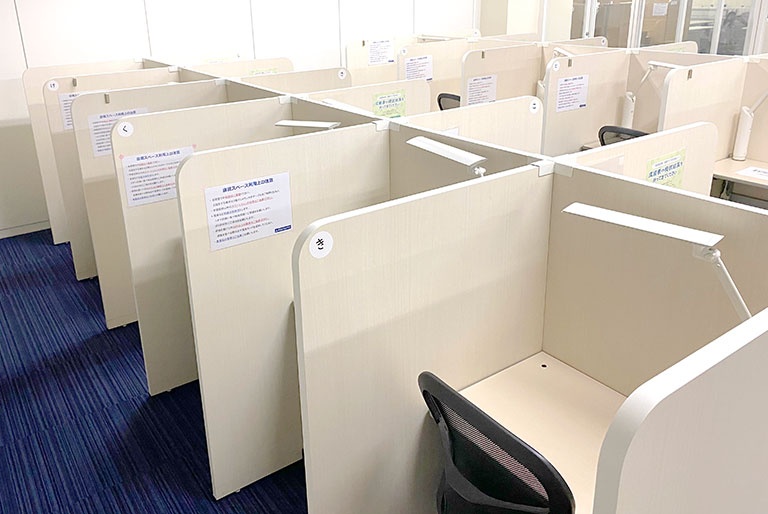 充実の学習環境:自習スペースは1人ひとり区切られた設計。しっかりと自分の勉強に集中できます!