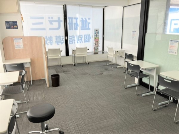 充実の学習環境:自習室完備。レッスンがない日でも、教室の開講時間であればご利用いただけます。独立した机なので集中して勉強ができます。沢山利用してください。