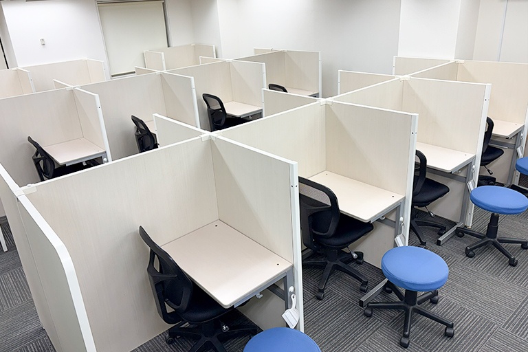 充実の学習環境:個別指導ブース。演習中も講師がいつも隣にいて、質問がしやすい環境です。