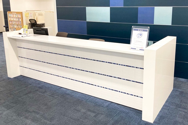 充実の学習環境:開放的な受付カウンター。ご質問・ご相談など、どんな小さなことでもお気軽にお声かけください