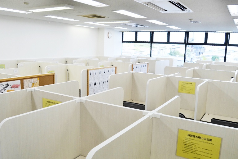 充実の学習環境:集中しやすいようパーテーションで区切られた授業ブース。