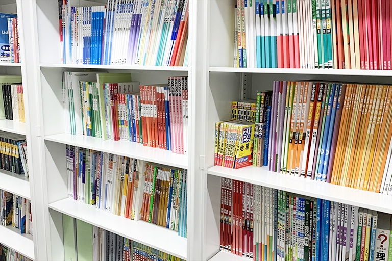 充実の学習環境:対応テキストは十分な種類・量を準備。お子さまの課題や目標に合わせて対応しています。