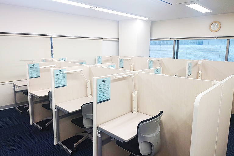 充実の学習環境:無料で使用できる自習席。集中しやすいと評判です。