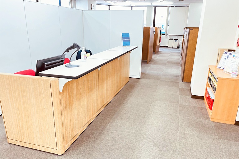 充実の学習環境:開放的な受付カウンター。ご質問・ご相談など、どんな小さなことでもお気軽にお声かけください