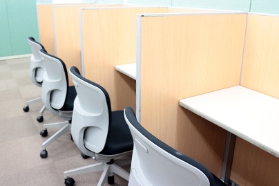 充実の学習環境:自習スペースは1人ひとり区切られた設計。しっかりと自分の勉強に集中できます!