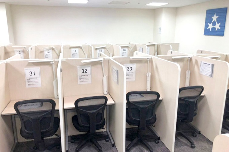 充実の学習環境:自習スペースは1人ひとり区切られた設計。しっかりと自分の勉強に集中できます!