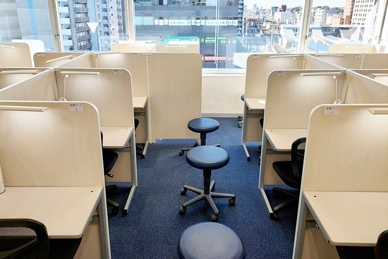 充実の学習環境:個別指導ブース。演習中も講師がいつも隣にいて、質問がしやすい環境です。