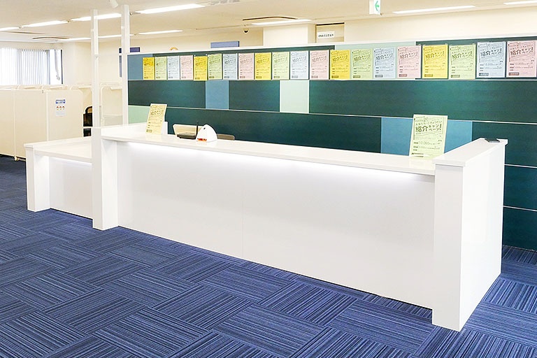 充実の学習環境:開放的な受付カウンター。ご質問・ご相談など、どんな小さなことでもお気軽にお声かけください。