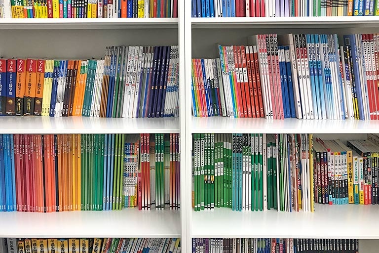 充実の学習環境:対応テキストは十分な種類・量を準備。茗荷谷周辺の学校でお使いの教科書も対応可能です。