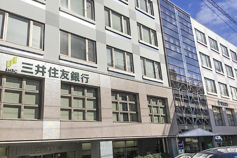 充実の学習環境:港南台214ビルの、横浜銀行と三井住友銀行の間のエレベーターから4階に上がると港南台教室です。