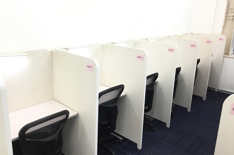 充実の学習環境:自習スペースは1人ひとり区切られた設計。しっかりと自分の勉強に集中できます!